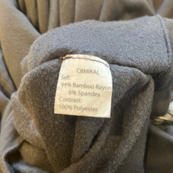 Capote Woman’s Grey Shawl With Fur Accents Size S - Picture 6 of 6